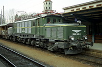 1020 047 noch in grün im Bahnhof Feldkirch.