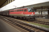 In neuer Lackierung präsentiert sich 1042 634 im Hauptbahnhof Linz.