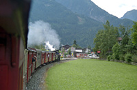 Im Hintergrund sieht man den Bahnhof von Mayrhofen.