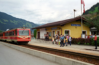 VT 8 und VT 7 kommen aus Jenbach im Bahnhof Ramsau-Hippach an.
