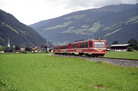 VT 3 mit VS 3 und einem Zwischenwagen ist bei Zell am Ziller unterwegs nach Mayrhofen.