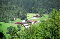 Unten im Tal, kurz vor Blausee-Mitholz, ist der IC 825 (Brig-St.Gallen) zu sehen