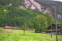 Eine SBB-Ae 6/6 mit einem Güterzug in Richtung Frutigen