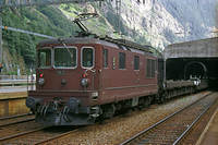 RE 4/4 193 schiebt in Goppenstein einen Autozug in den Lötschbergtunnel
