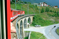 Bei Acla da Fontauna wird der 46 m hohe Val-Acletta-Viadukt überquert