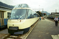 Im Bahnhof Zweisimmen steht der "Crystal Panoramic" zur Abfahrt nach Montreux bereit