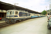 Im Bahnhof von Montreux steht GDe 4/4 Nr. 6001 "Vevey" mit einem Regionalzug