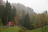 Der Triebwagen hat auf Bergfahrt soeben die Hexenkirchlitobel-Brücke überquert.
