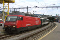 Re 460 011 verlässt den Zürcher Hauptbahnhof