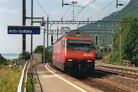 Re 460 113 fährt mit einem IR in den Bahnhof Arth-Goldau ein
