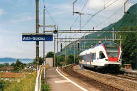 Ein "Flirt" fährt aus Zug kommend in den Bahnhof Arth-Goldau ein.