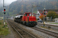 Am 841 019 mit einem Güterzug beim Bahnhof Rheineck
