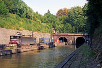 BB 25 120 verläßt den Arzviller Doppeltunnel mit einem Güterzug in Richtung Sarrebourg.