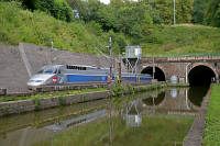 TGV 2440 von Strasbourg nach Paris-Est am Arzviller Doppeltunnel.