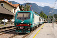 Die "Einrichtungs-Lokomotive" E 464 060 in Meran.