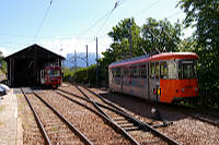 Vor der Remise in Oberbozen steht ein von der Straßenbahn Esslingen-Nellingen-Denkendorf übernommener Triebwagen (rechts), so wie der 2009 von der Trogenerbahn gekaufte TW 24.