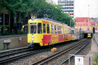 Aus dem U-Bahn-Tunnel am Charlottenplatz taucht Wagen 458 mit Fahrtrichtung Ruhbank auf.