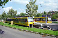 Zwei Wagen der Linien U4 (vorne) und U9 stehen am Bahnsteig an der Endhaltestelle Botnang.