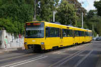 Wagen 4113 fährt auf seinem Weg nach Zuffenhausen in die Haltestelle Stafflenbergstrasse ein.