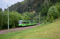 GT8-100D/2S-M Nr. 915 (grün) beim Haltepunkt Huzenbach