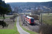 Steuerwagen voraus fährt der RE 4714 (Konstanz-Karlsruhe) durchs Brigachtal.
