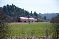 Steuerwagen voraus fährt der RE 4716 (Konstanz-Karlsruhe) durchs Brigachtal