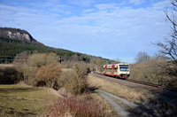 Zwischen Albstadt-Laufen und -Lautlingen fährt VT 202 als HzL 88255 nach Ebingen