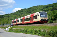 VT 211 und 221 der HzL verlassen den Haltepunkt Albstadt-Laufen Ort