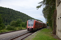 612 021 fährt als RB 22493 (Tübingen - Horb) in den Bahnhof Eyach ein.