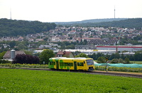 Ein Blick über Korntal und Weilimdorf zum Fernmeldeturm auf dem Frauenkopf (links) und dem Fernsehturm auf dem Bopser (rechts). Im Vordergrund fährt VT 365 gen Heimerdingen