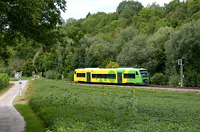 VT 365 an einem Bahnübergang im Münchinger Tal