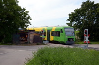 Kurz vor Hemmingen überquert VT 365 auf der Fahrt nach Korntal einen kleinen Bahnübergang.