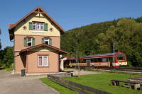 Schön hergerichtet ist das Bahnhofsgebäude von Marbach