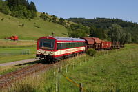 Bei Gomadingen lies sich der Zug mit einem Mähdrescher ablichten