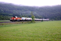Morgens durchfährt der volle Holcim-Zug bei Neidingen das Donautal
