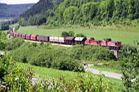 Schwer dröhnen die Dieselmotoren der Loks von Zug 1 auf der Burladinger Steige.