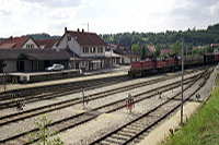 Zug 3 im Bahnhof Gammertingen. Hier wird die Schublok abgehängt.